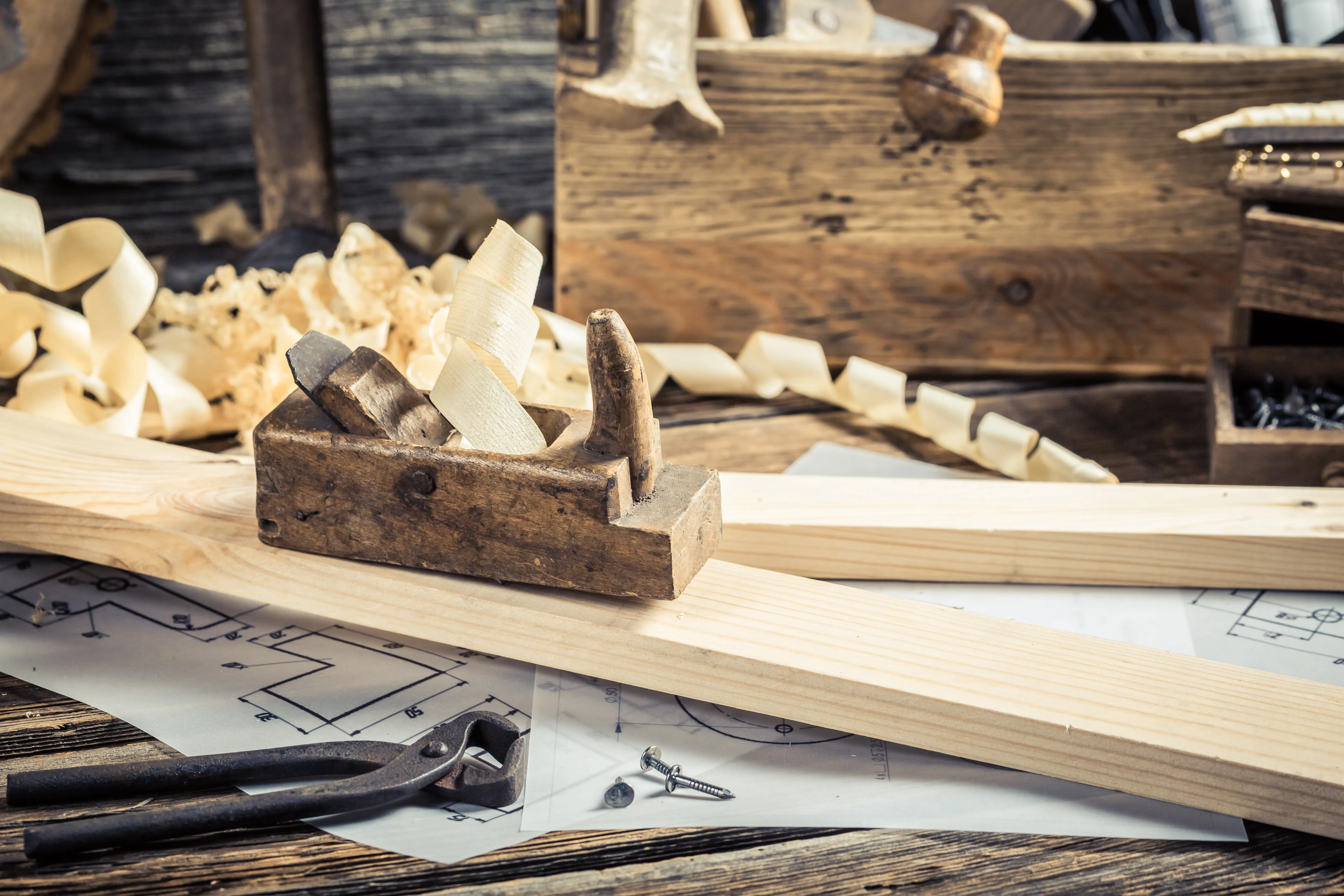 Czesław Szymański podczas pracy z drewnem